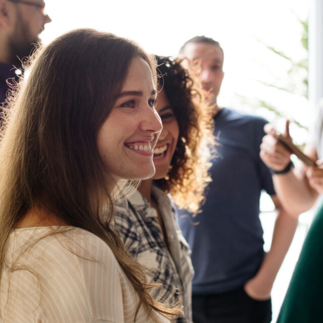 Photo d'un groupe de personnes en pleine conversation.